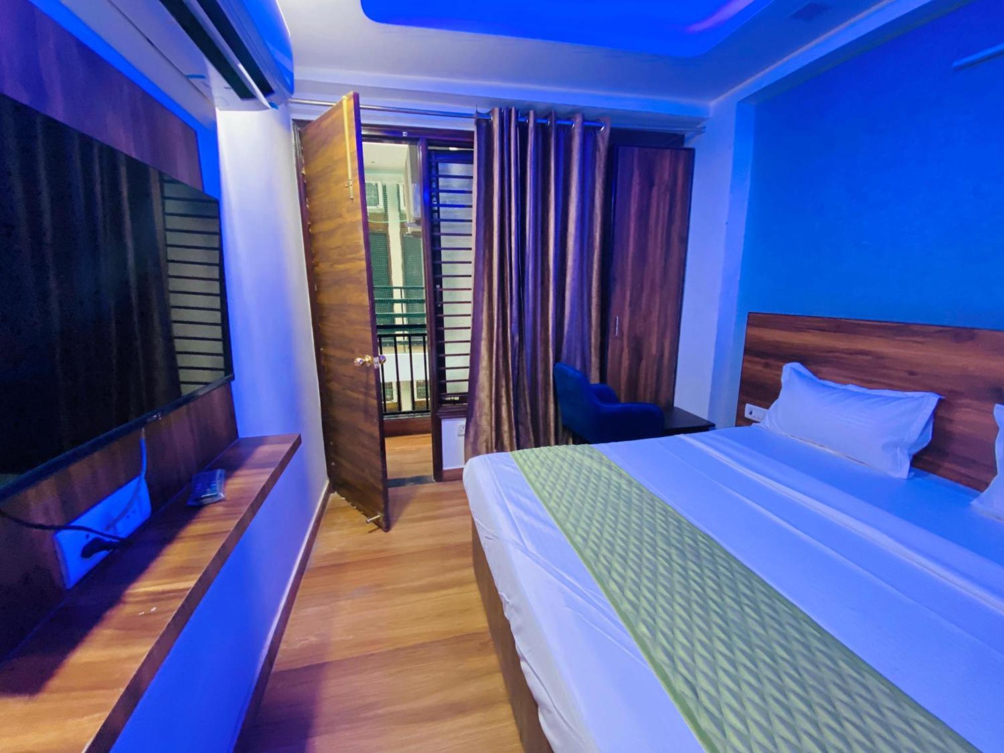 Surya International Bed & Breakfast Ню Делхи Екстериор снимка